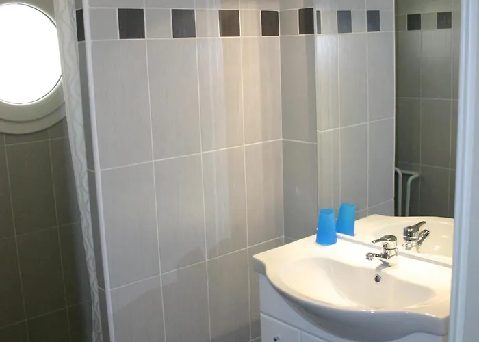 Tres Beau T3 Dans Avec Piscine A 5 Min A Pied De La Et Commerces كالفي